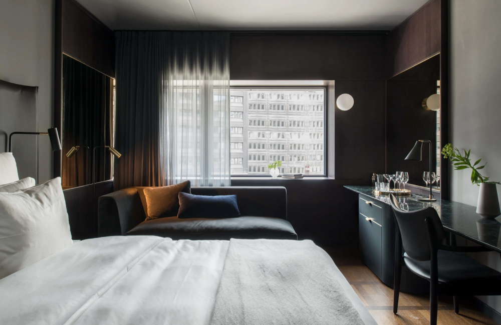 Hotellrum på At Six med dubbelsäng och utsikt mot staden